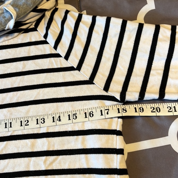 Shein sweatshirt - Picture 5 of 7